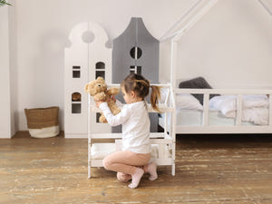 Handgefertigtes Puppenbett aus Holz
