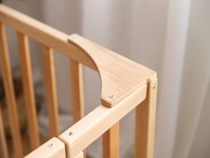 Montessori-Bodenbett mit Rausfallschutz und Lattenrost – Kinderbett für Kleinkinder aus Holz (Modell 6.3/20)