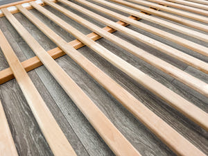 Montessori Bodenbett mit Rausfallschutz – Geborgenheit eines Babybetts auf Bodenhöhe (Modell 21)