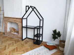 Kinderschreibtisch in Hausform mit Regalen