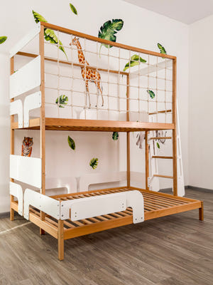 Etagenbett mit Treppe – Einzelbett oben, Doppelbett unten (Ursa Major)