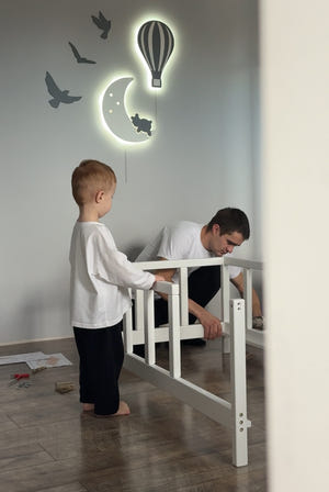 Skandinavisches Kinderbett mit Beinen (Modell 10)