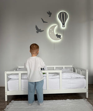 Skandinavisches Kinderbett mit Beinen (Modell 10)