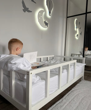 Skandinavisches Kinderbett mit Beinen (Modell 10)