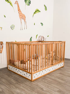 Montessori Bodenbett mit extra hohem Rausfallschutz und Lattenrost (Oasis Bett)