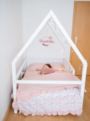 Kinderbett mit Beinen (Modell 1)