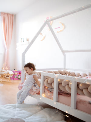 Kinderbett mit Beinen (Modell 1)