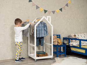 Kinder-Kleiderständer in Hausform