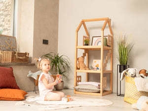 Kinderregal in Hausform mit Fenstern