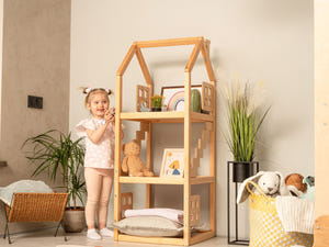 Kinderregal in Hausform mit Fenstern