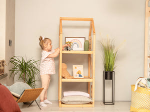 Kinderregal in Hausform mit Fenstern
