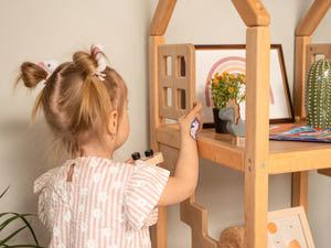 Kinderregal in Hausform mit Fenstern