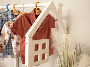 Montessori Kinder Kleiderständer in Hausform mit Fenstern