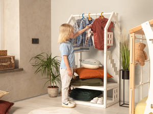 Montessori Kinder Kleiderständer in Hausform mit Fenstern