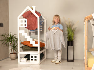 Montessori Kinder Kleiderständer in Hausform mit Fenstern
