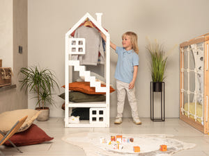 Montessori Kinder Kleiderständer in Hausform mit Fenstern