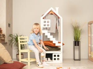 Montessori Kinder Kleiderständer in Hausform mit Fenstern