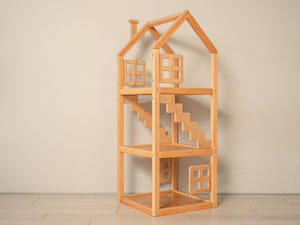 Kinderregal in Hausform mit Fenstern