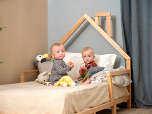 Montessori Hausbett für Kleinkinder mit Füßen (Modell 3)