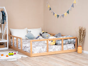 Montessori-Bodenbett mit Rausfallschutz und Lattenrost | 7 Farben (Modell 10)