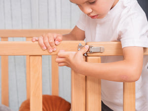 Montessori Holz-Hausbett mit Rausfallschutz, Lattenrost und Dach (Modell 21)