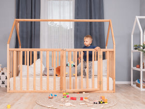 Montessori Bodenbett mit Rausfallschutz – Geborgenheit eines Babybetts auf Bodenhöhe (Modell 21)