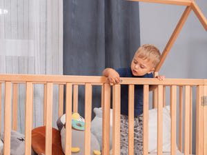 Montessori Bodenbett mit Rausfallschutz – Geborgenheit eines Babybetts auf Bodenhöhe (Modell 21)