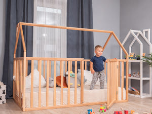Montessori Bodenbett mit Rausfallschutz – Geborgenheit eines Babybetts auf Bodenhöhe (Modell 21)