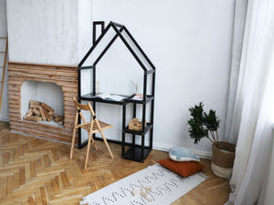 Kinderschreibtisch in Hausform mit Regalen