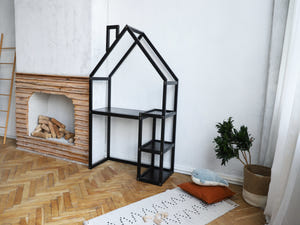 Kinderschreibtisch in Hausform mit Regalen