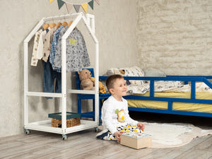 Kinder-Kleiderständer in Hausform