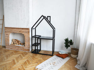 Kinderschreibtisch in Hausform mit Regalen