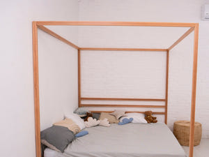 Jugendbett aus Holz mit Beinen und Lattenrost Twin, Full und Queen Size Bettrahmen (Modell 8)