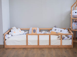 Montessori-Bodenbett mit Rausfallschutz (Modell 10)