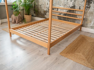 Teenie-Himmelbett mit Beinen und Lattenrost (Modell 8)