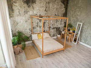 Teenie-Himmelbett mit Beinen und Lattenrost (Modell 8)