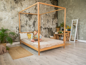 Teenie-Himmelbett mit Beinen und Lattenrost (Modell 8)