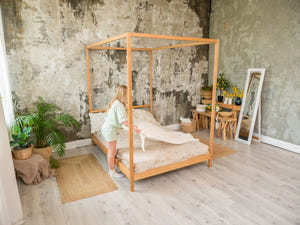 Teenie-Himmelbett mit Beinen und Lattenrost (Modell 8)