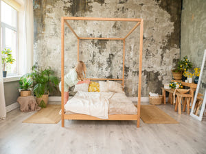 Teenie-Himmelbett mit Beinen und Lattenrost (Modell 8)