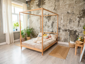 Teenie-Himmelbett mit Beinen und Lattenrost (Modell 8)
