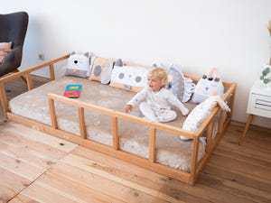 Montessori-Bodenbett mit Rausfallschutz und Lattenrost | 7 Farben (Modell 10)